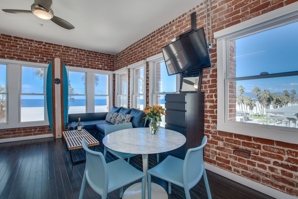 Venice Breeze Suites 38/54