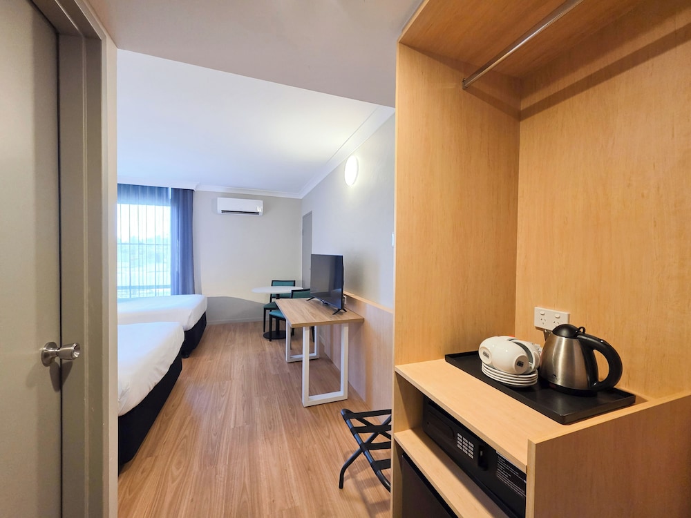 EL TORO MOTOR INN 28/56
