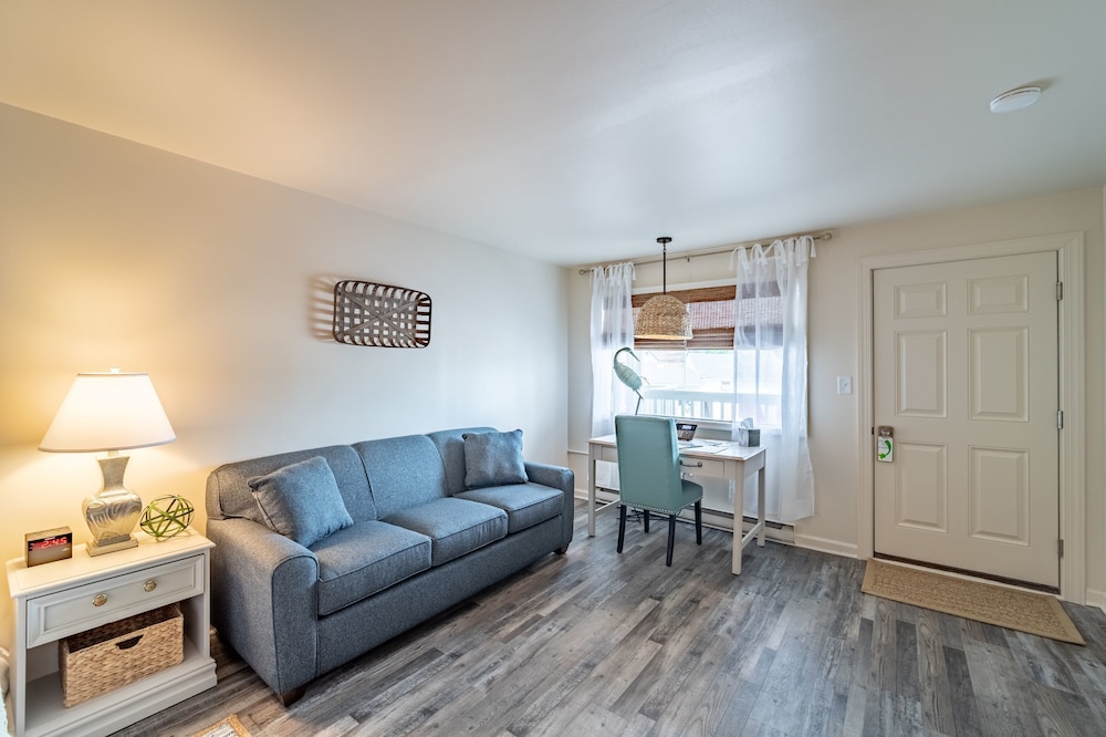 Ocean Glass Inn 24/50