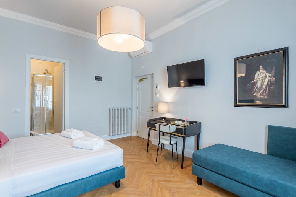 DELUXE, 1 QUEEN AND 1 SINGLE BED, BALCONY