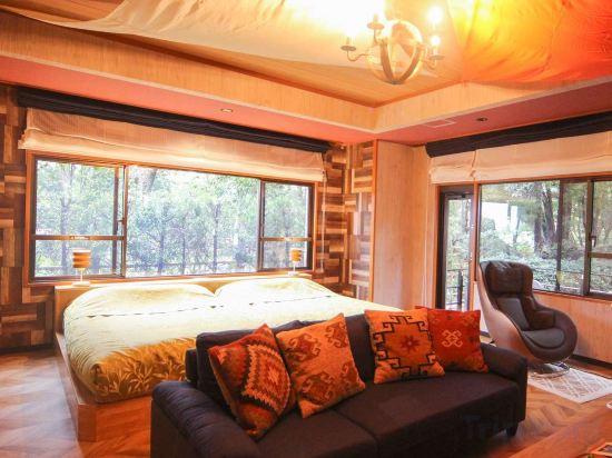 Hollywood, Twin Beds, Terrace
