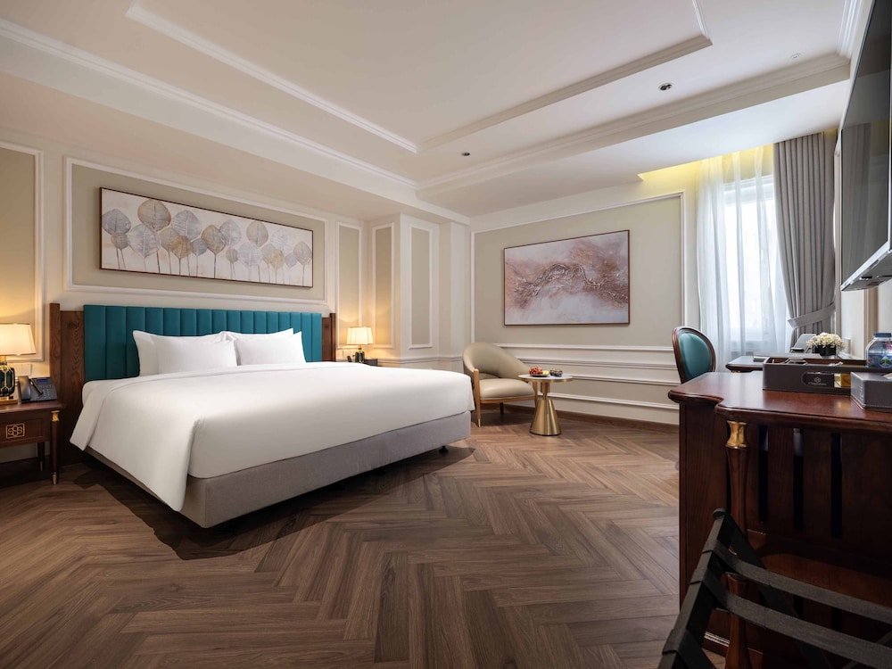 EXECUTIVE, SUITE