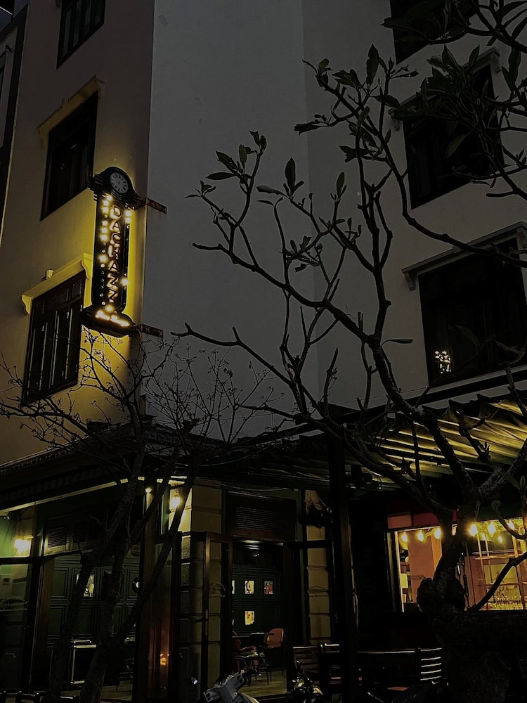Chu Hotel 67/70
