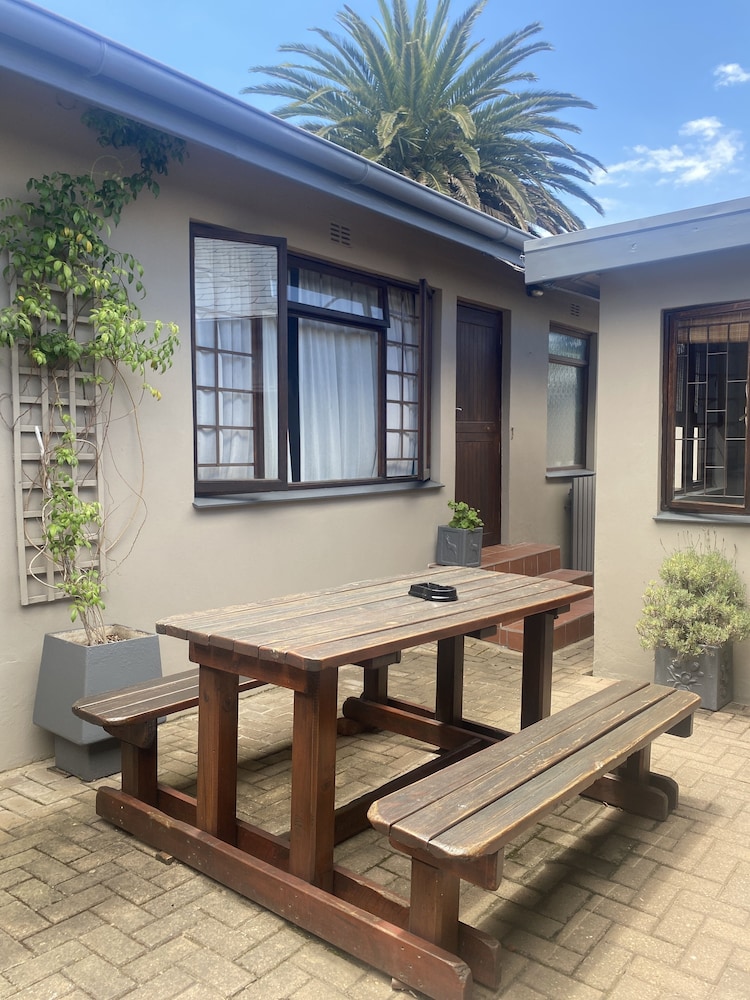 Dolphin Circle Bed and Breakfast 32/50