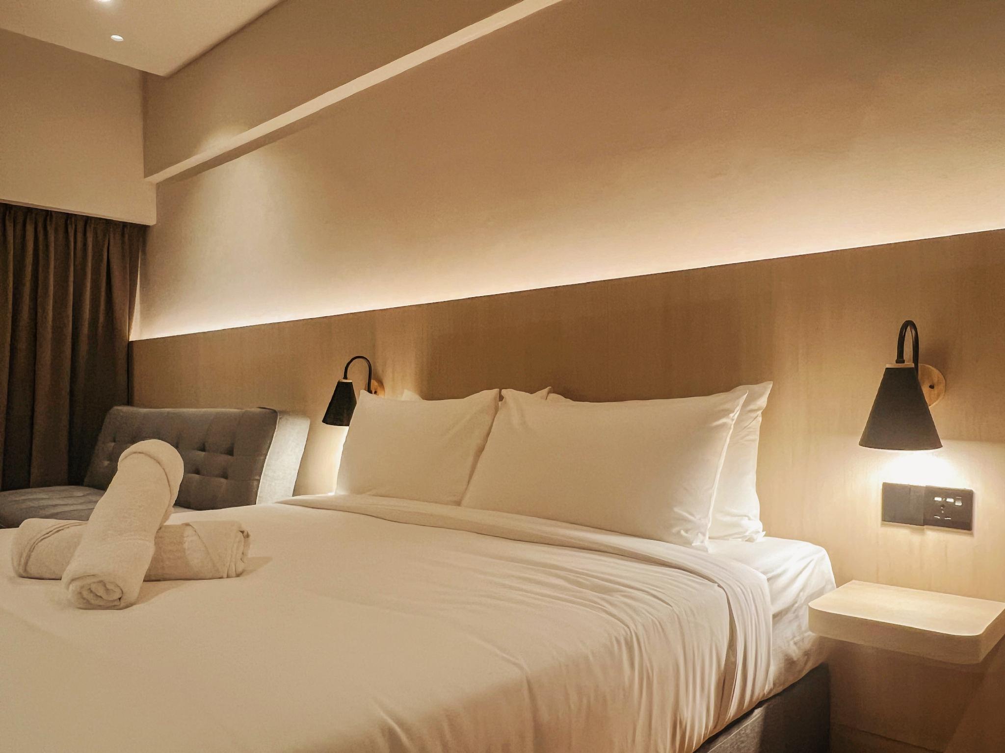 1 Bedroom, Executive, Suite, King Bed, City View, Sofa, Kitchenette