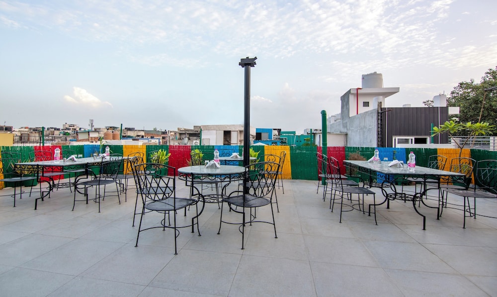 Hotel Paras International 43/49