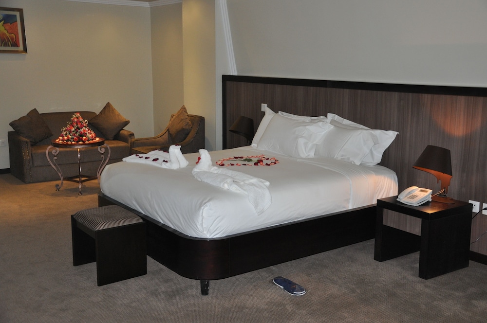Elilly International Hotel 35/69