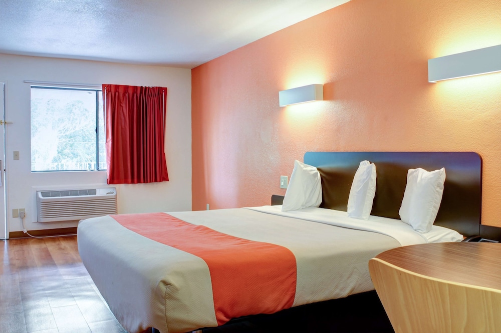 غرفة قياسية بسرير كينج لذوي الإعاقة، Motel6 Bishop, CA 6/8