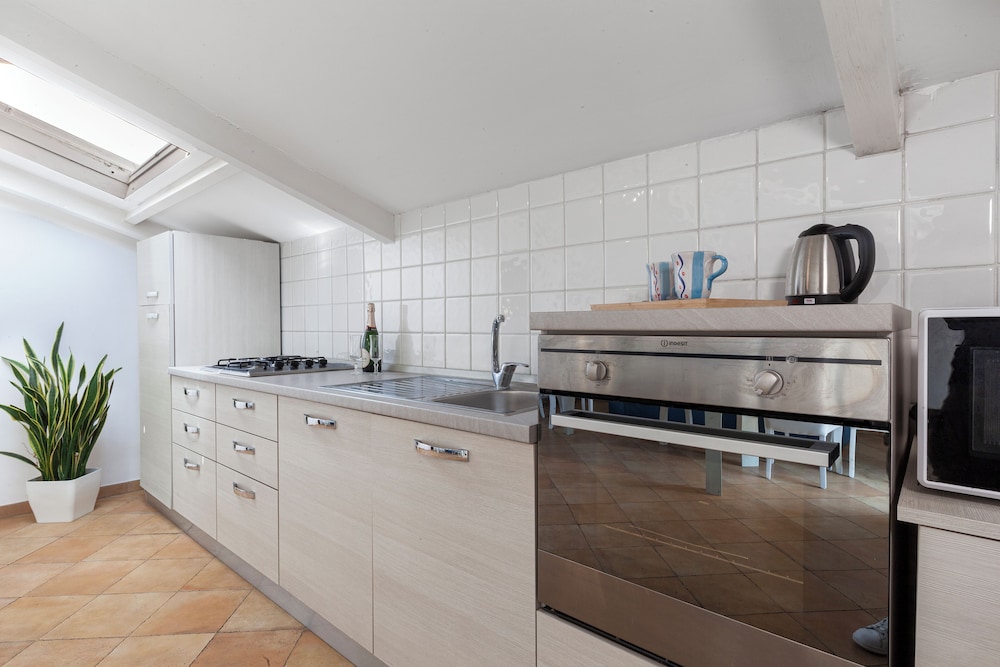 Tasso Suites 4/71