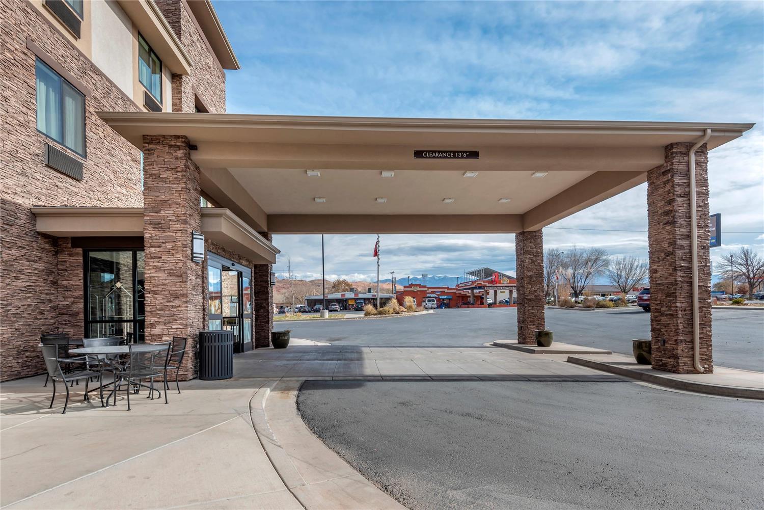 Mainstay Suites Moab Near Arches National Park 17/19
