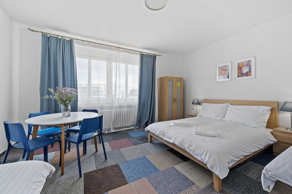 studio, kitchenette
