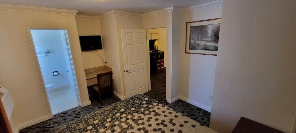 Redondo Inn and Suites 32/48