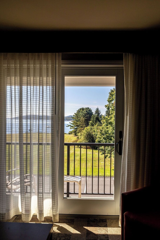 Belfast Harbor Inn 33/64