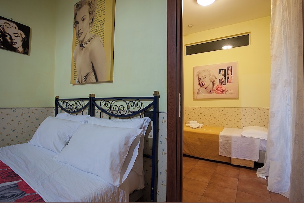 Hotel Cine Holiday 25/66