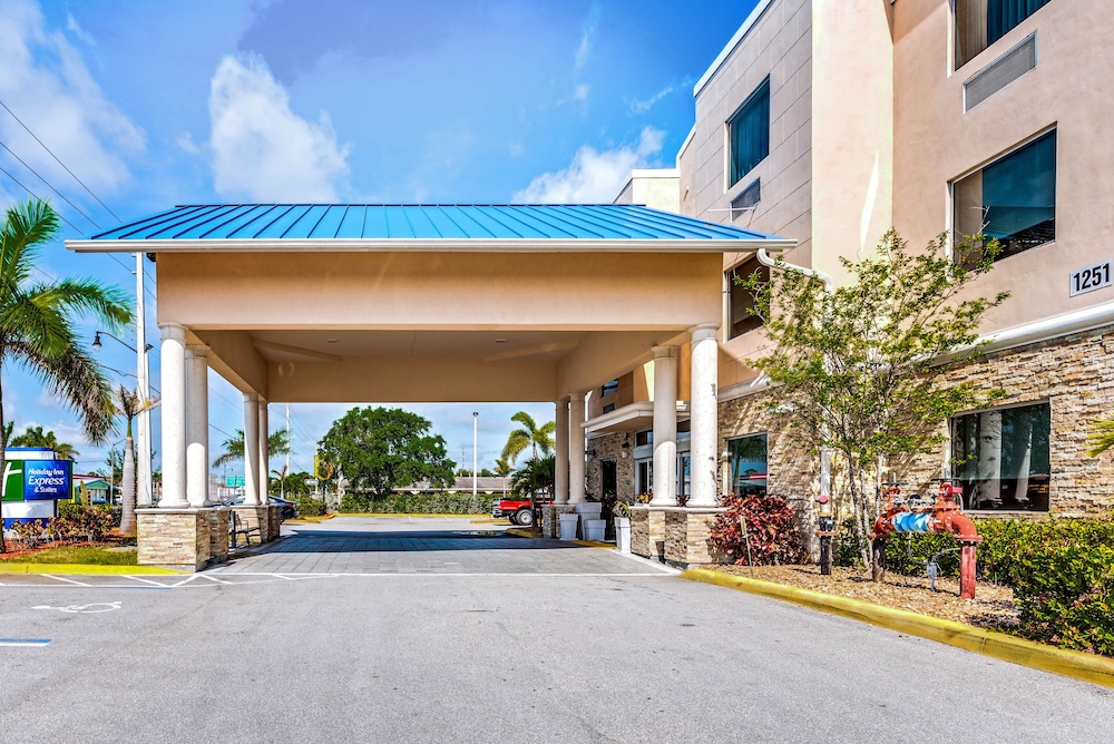 Holiday Inn Express Suites Lantana 8/57