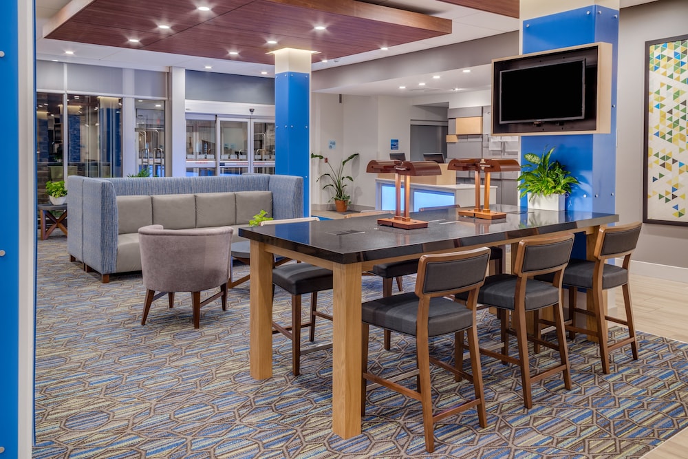 Holiday Inn Express Suites Rice Lake 46/72
