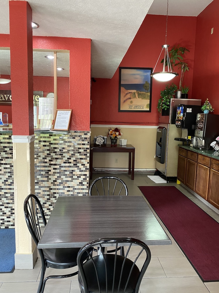 Travelodge by Wyndham La Porte/Michigan City Area 11/50