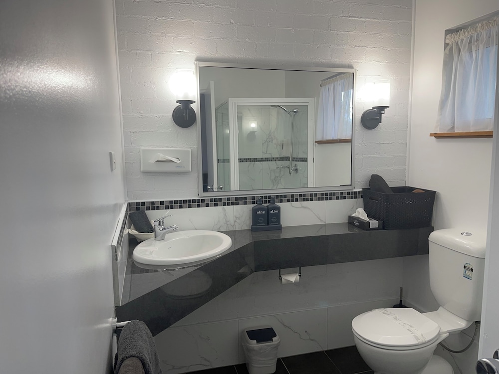 Westwood Motor Inn 49/50
