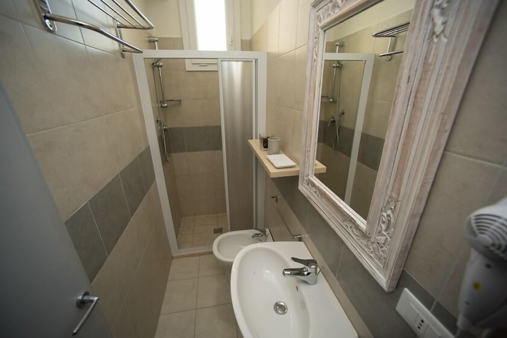 Ermeti Hotel 40/40