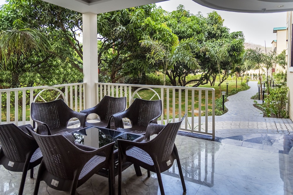 La Savanna Resort Dhiruli 23/29