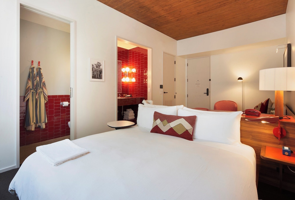 ROOM, KING BED, BALCONY
