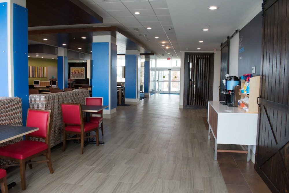 Holiday Inn Express & Suites West Memphis 37/53