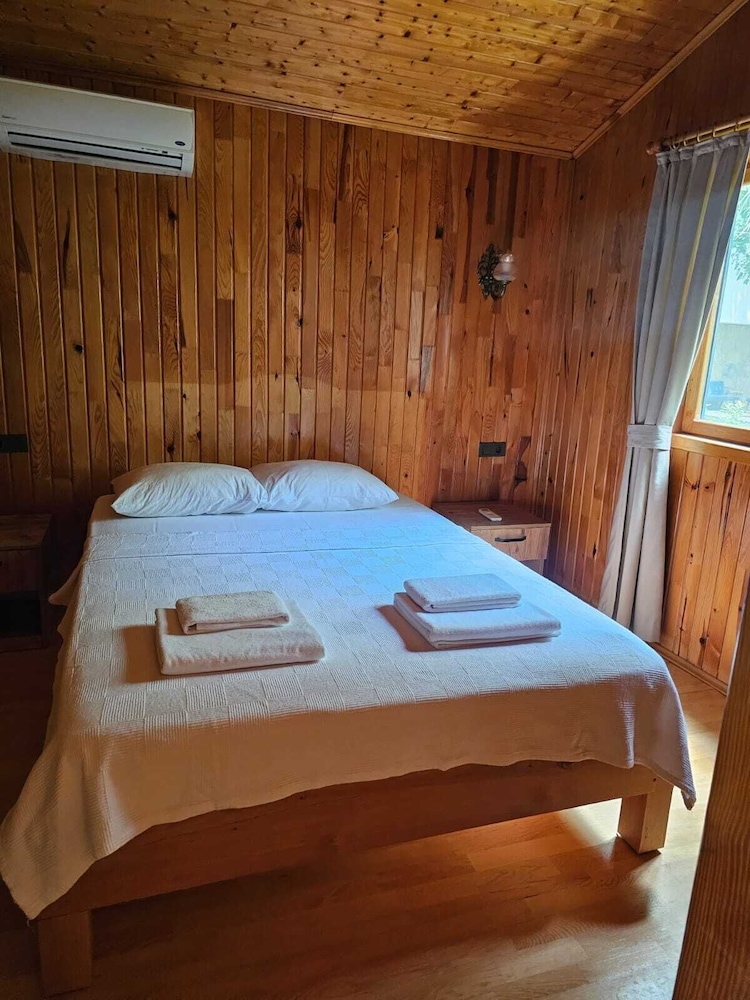 DELUXE, BUNGALOW