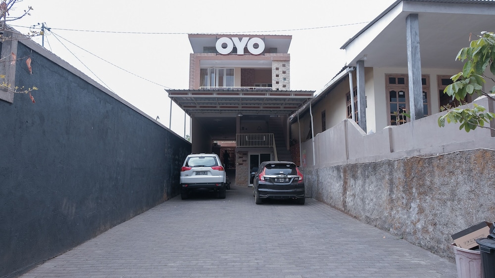 OYO 1692 Villa Akbar 3 38/48