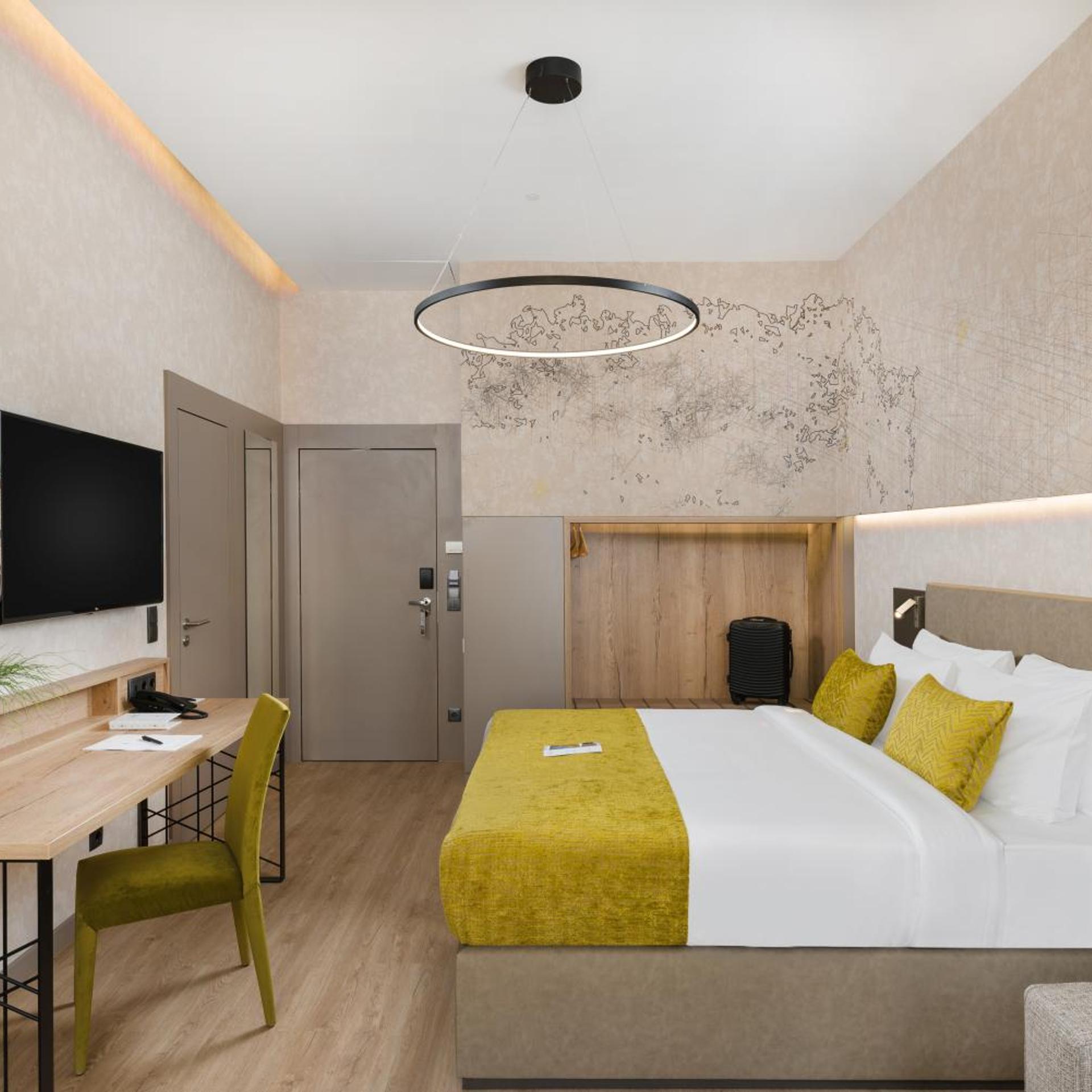 Deluxe, King Bed, Street View