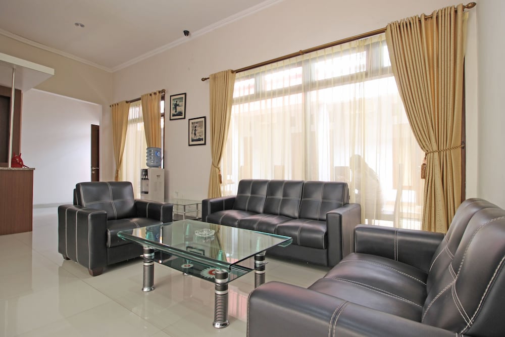 Reddoorz Near Hartono Mall 3 21/30