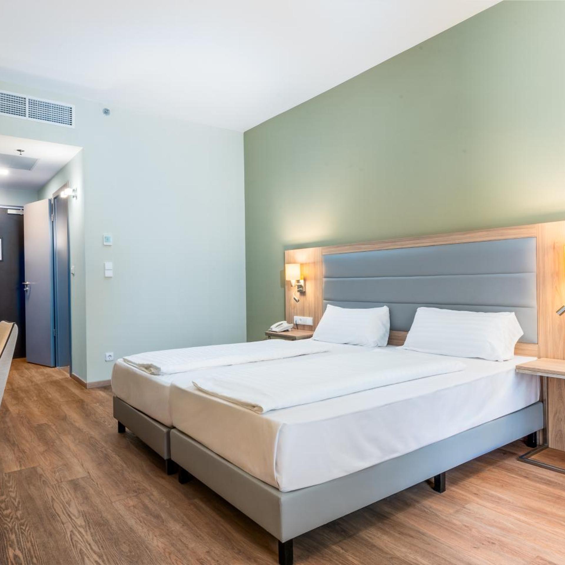 DELUXE, DOUBLE OR TWIN BED