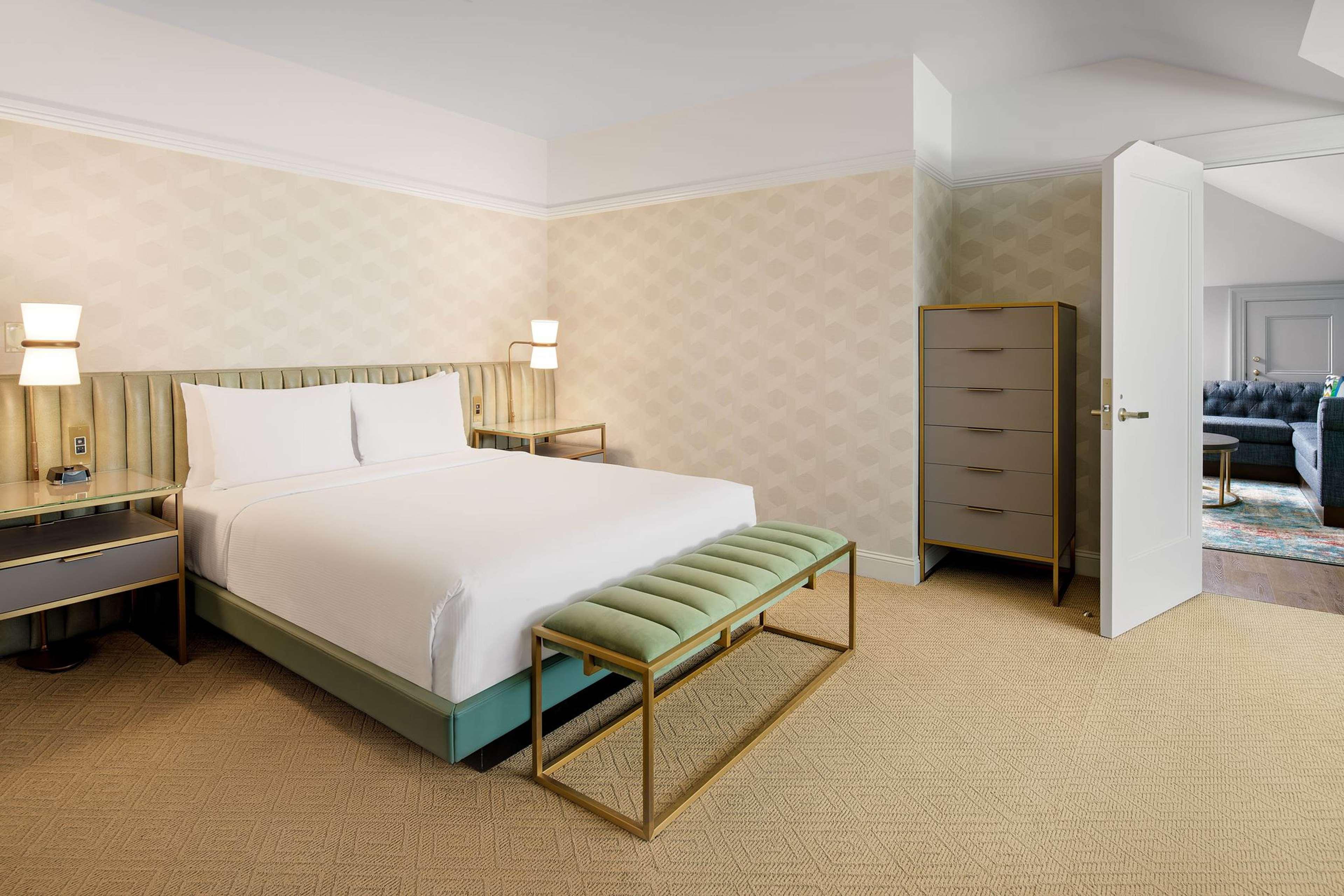 Suite, Mansion, Queen Bed, Accessible