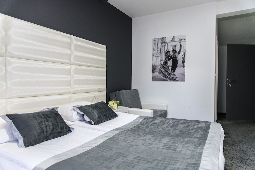 COOL ROOMS ZAGREB AIRPORT 23/62
