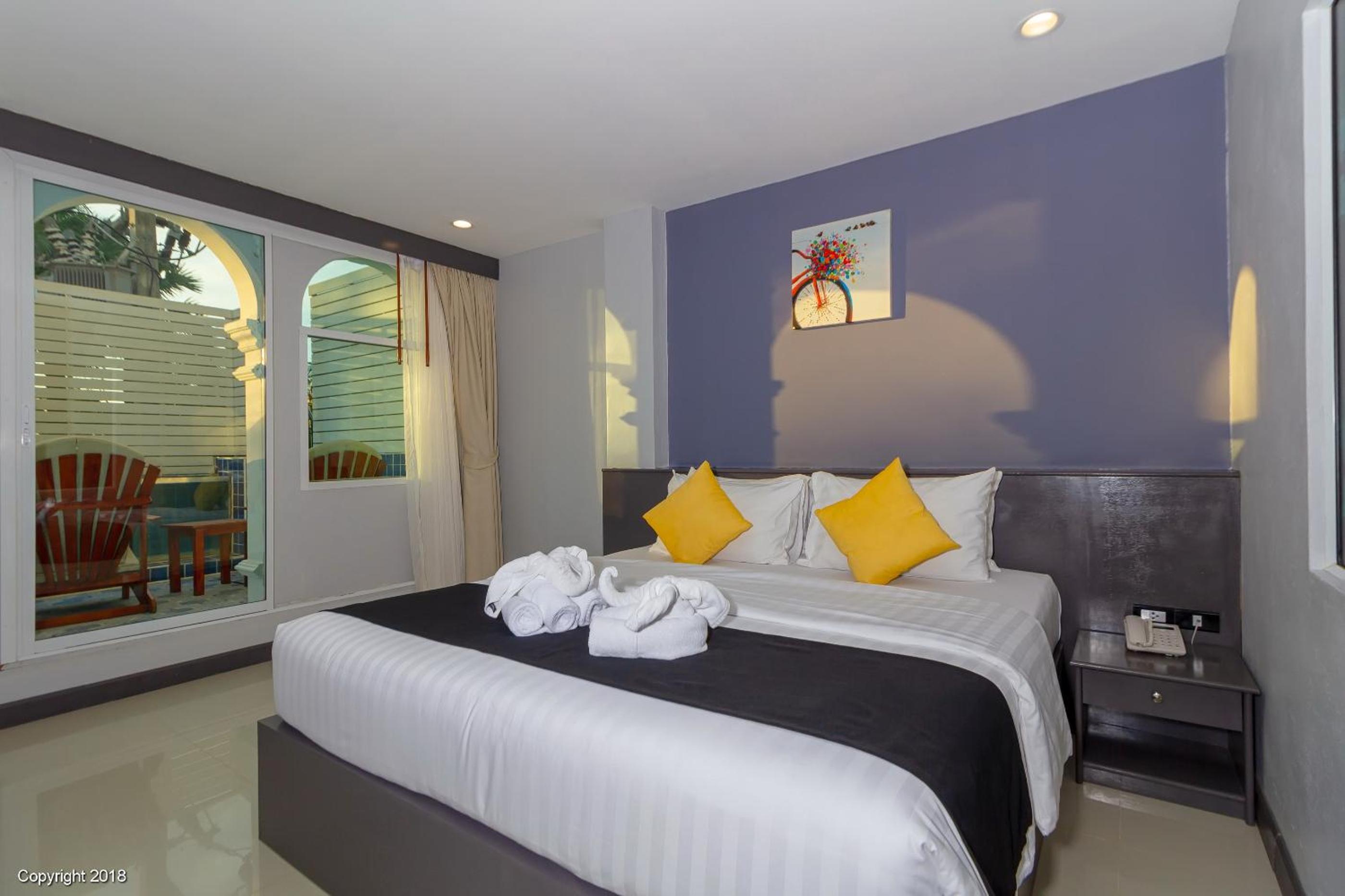 Deluxe, King Bed, Pool Access