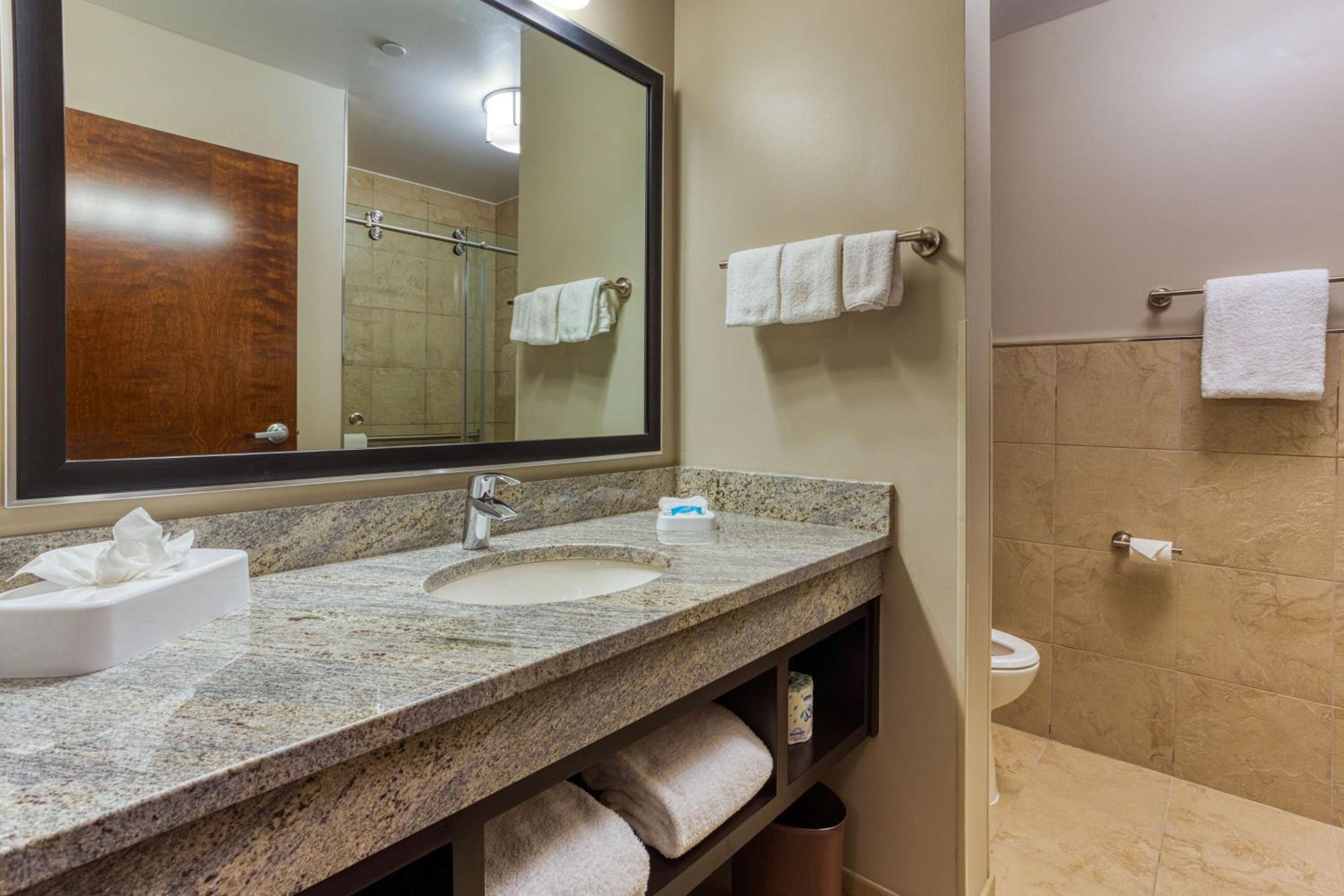 غرفة سوبيريور بسرير كينج، Drury Inn and Suites Cincinnati Northeast Mason 4/4