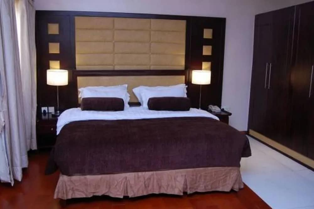 EXECUTIVE, SUITE