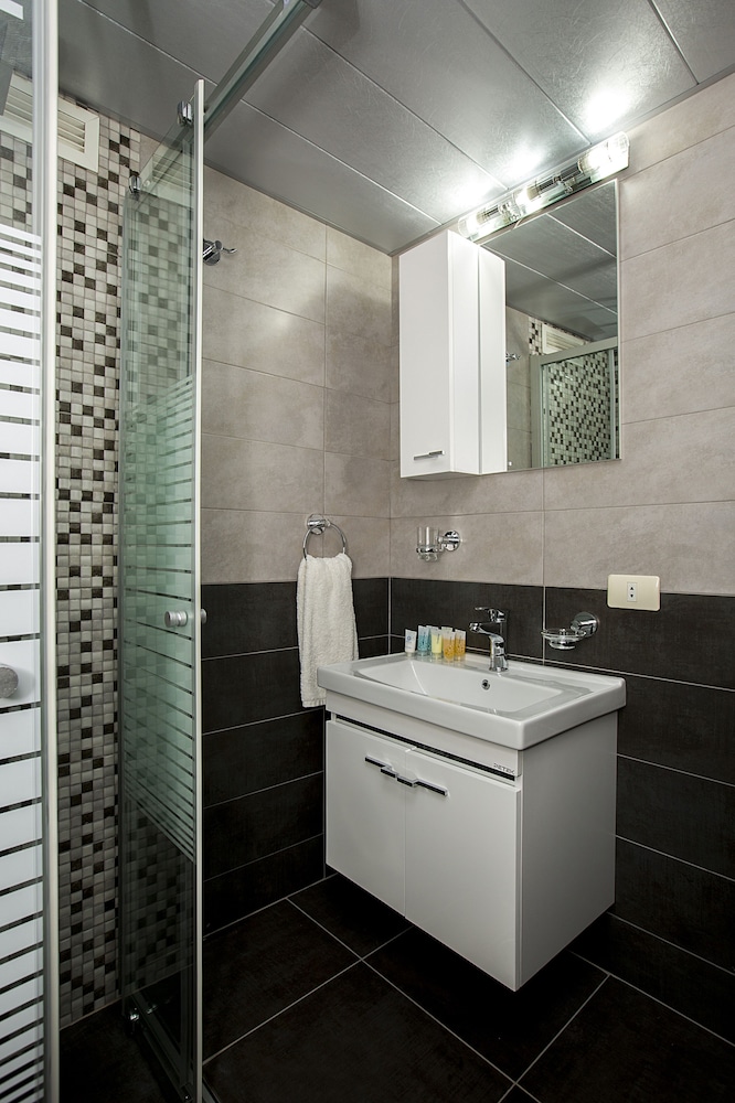ORIENT QUEEN HOMES 48/49