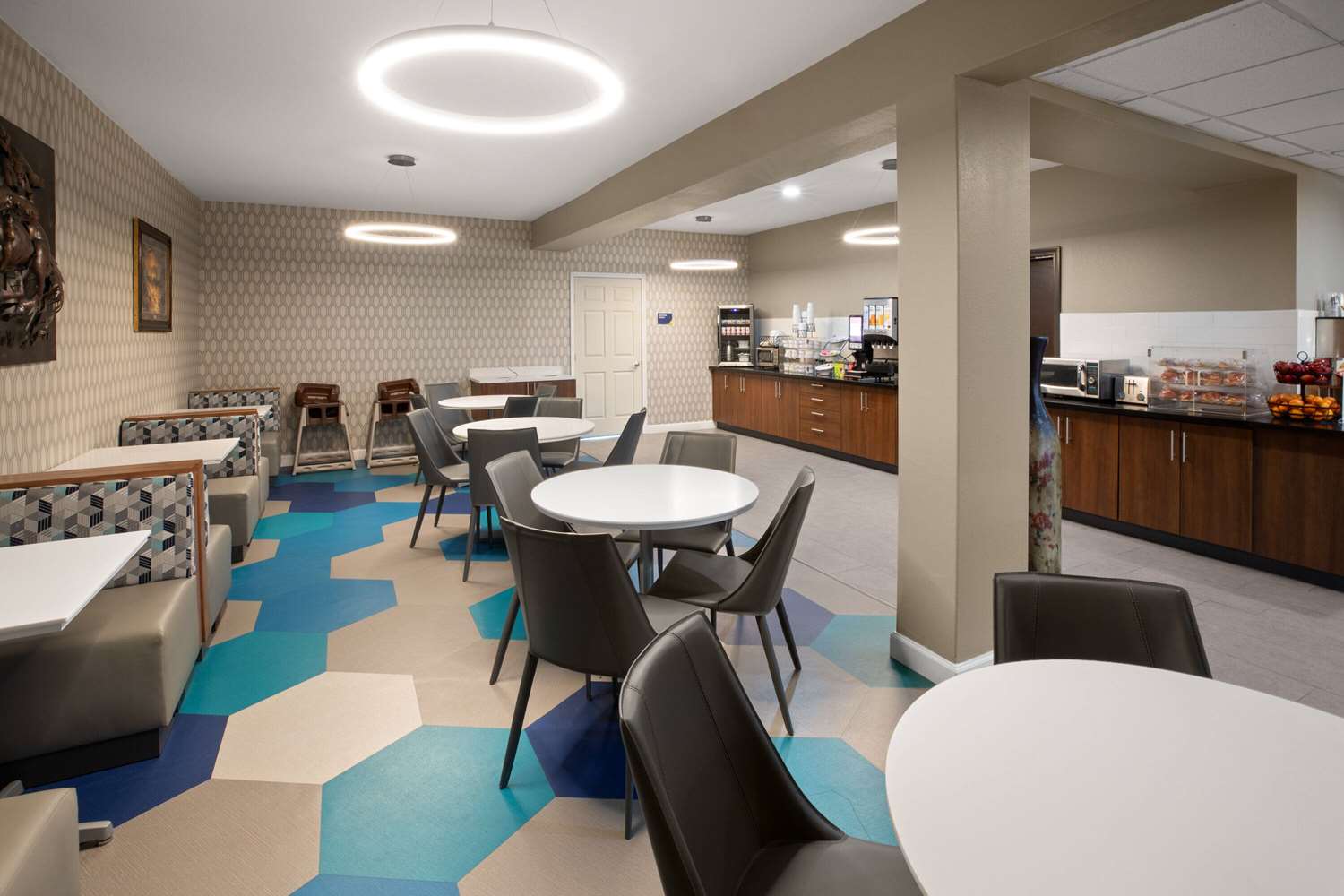 Microtel Inn and Suites By Wyndham Buda 27/40