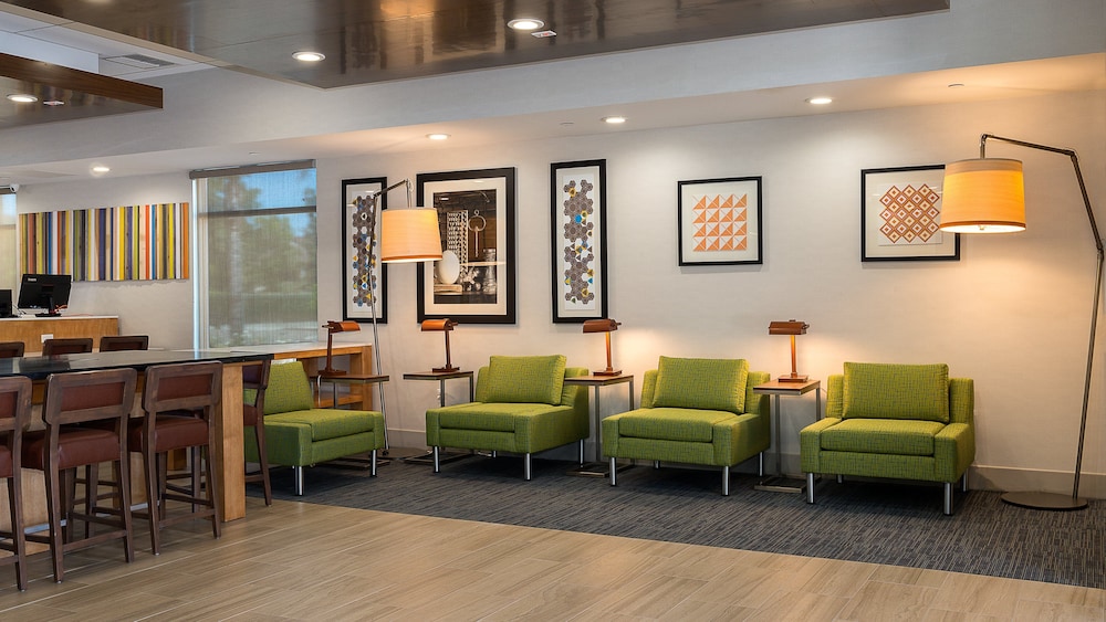 Holiday Inn Express Fullerton Anaheim 34/46