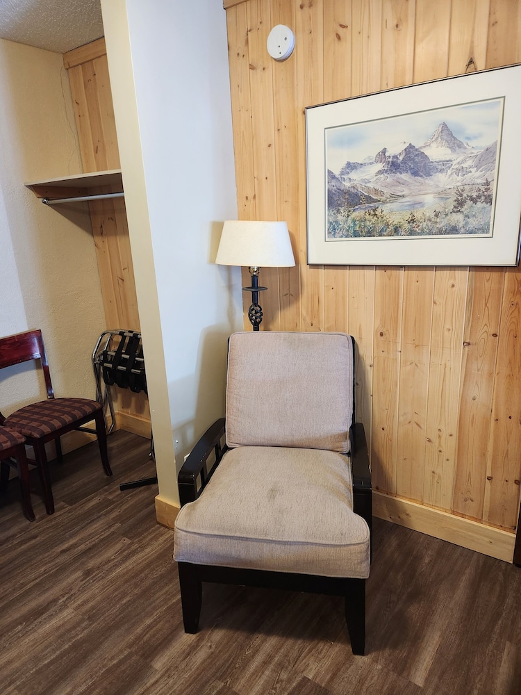 Aspen Village Inn 65/79