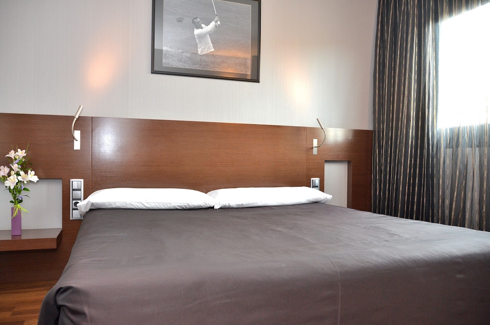 Hotel Tach Madrid Airport 12/59