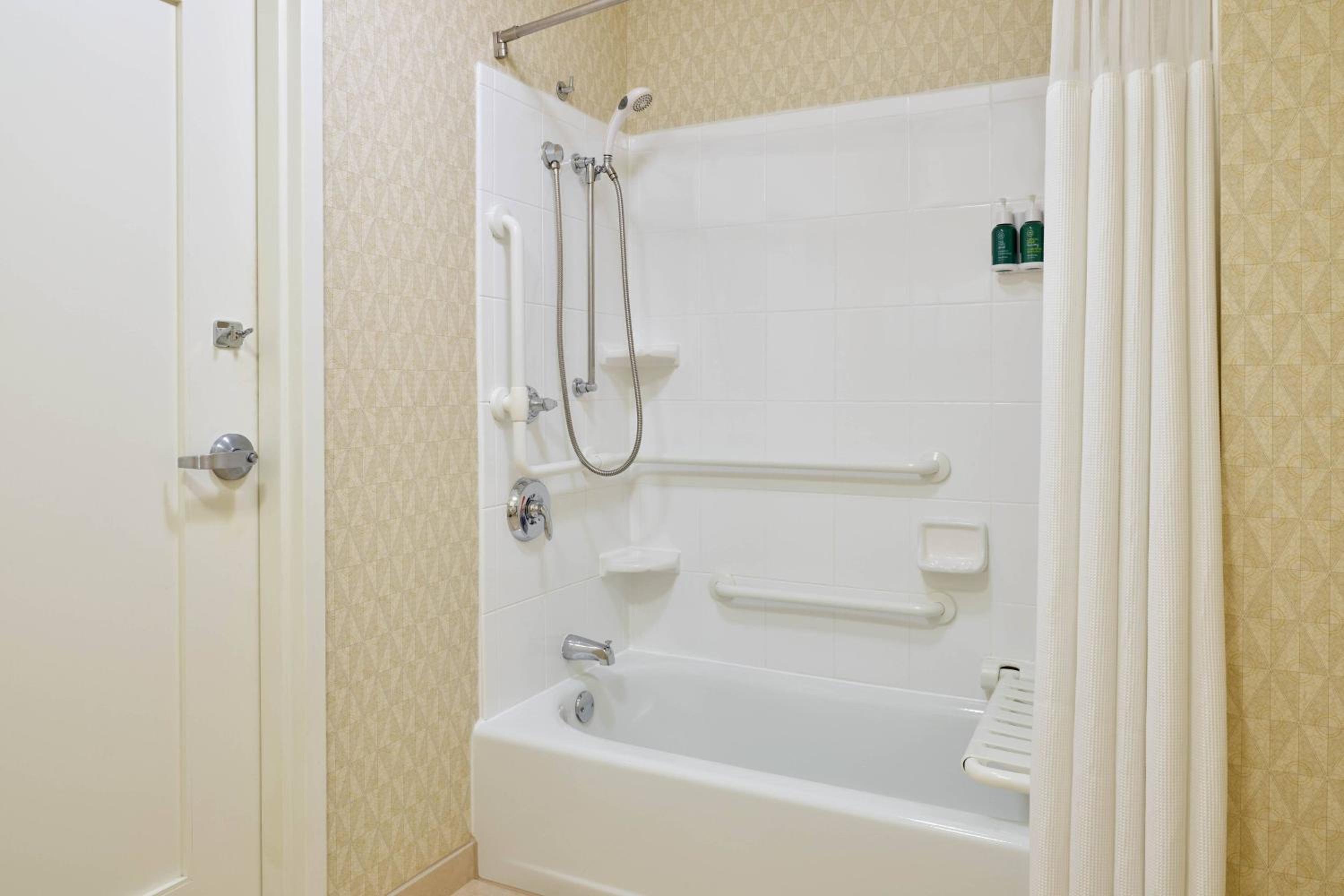 استوديو بسرير كينج مع أريكة بحوض استحمام لذوي الإعاقة، RESIDENCE INN BY MARRIOTT PORTLAND DOWNTOWN WATERFRONT 7/8