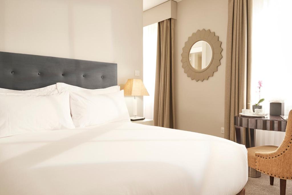 ROOM, DOUBLE BED