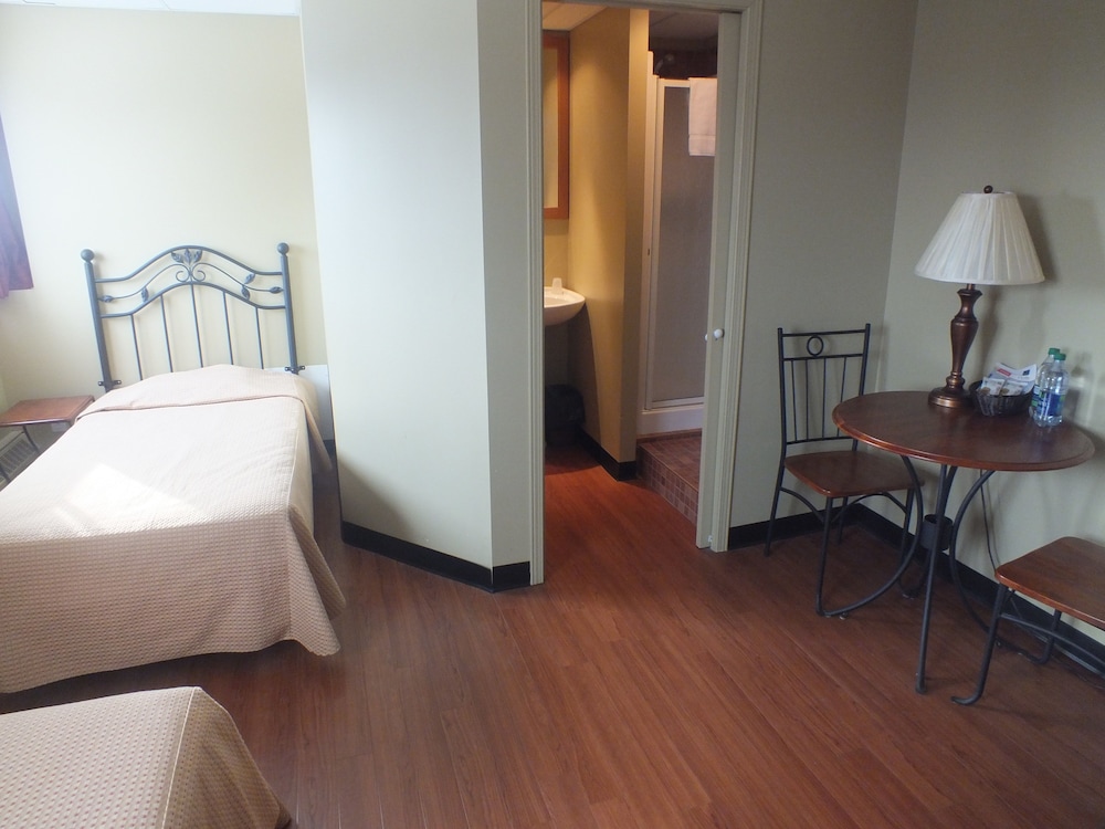 ROOM, TWIN BEDS, PRIVATE BATHROOM