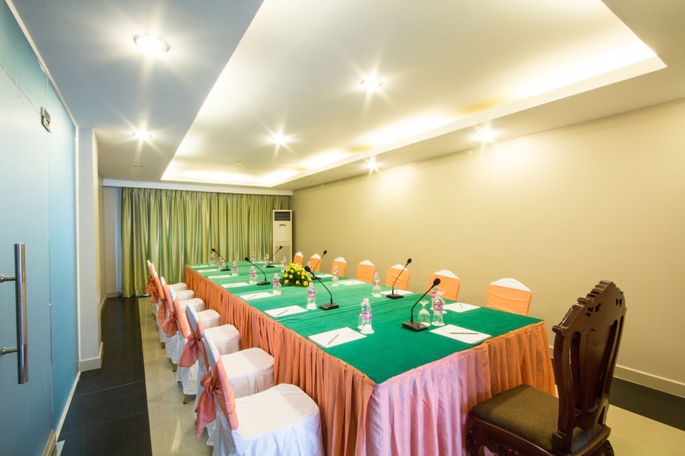 Royal Empire Hotel 27/50