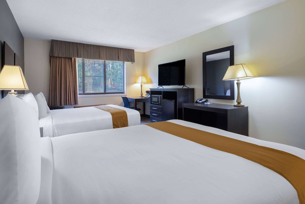 Travelodge by Wyndham Merrill 26/50