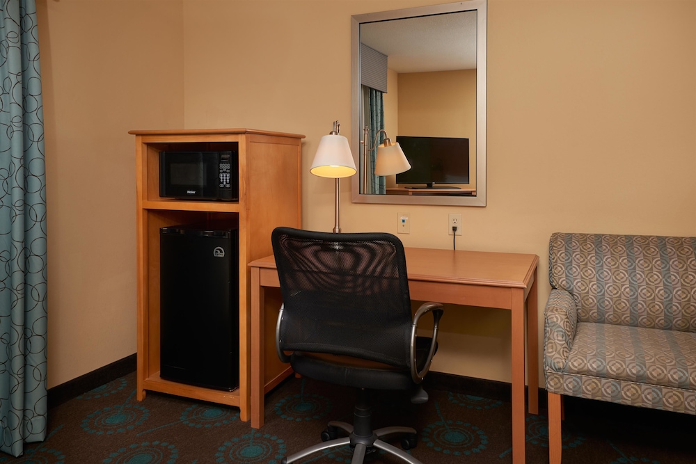 Hampton Inn & Suites Canton 48/54