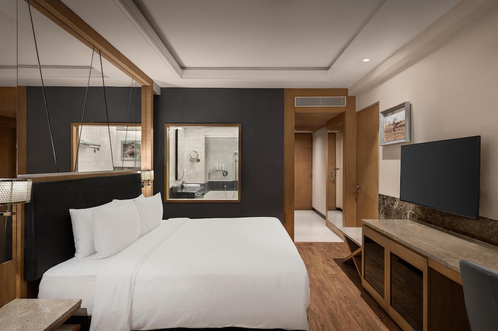 غرفة بزنس تنفيذية بسرير كينج، Radisson Resort & Spa Kandla 5/10