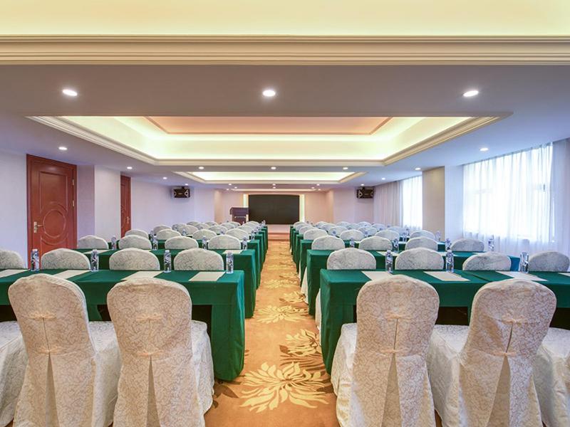 Vienna International Hotel (Shenzhen Bantian Huancheng South Road) 32/35