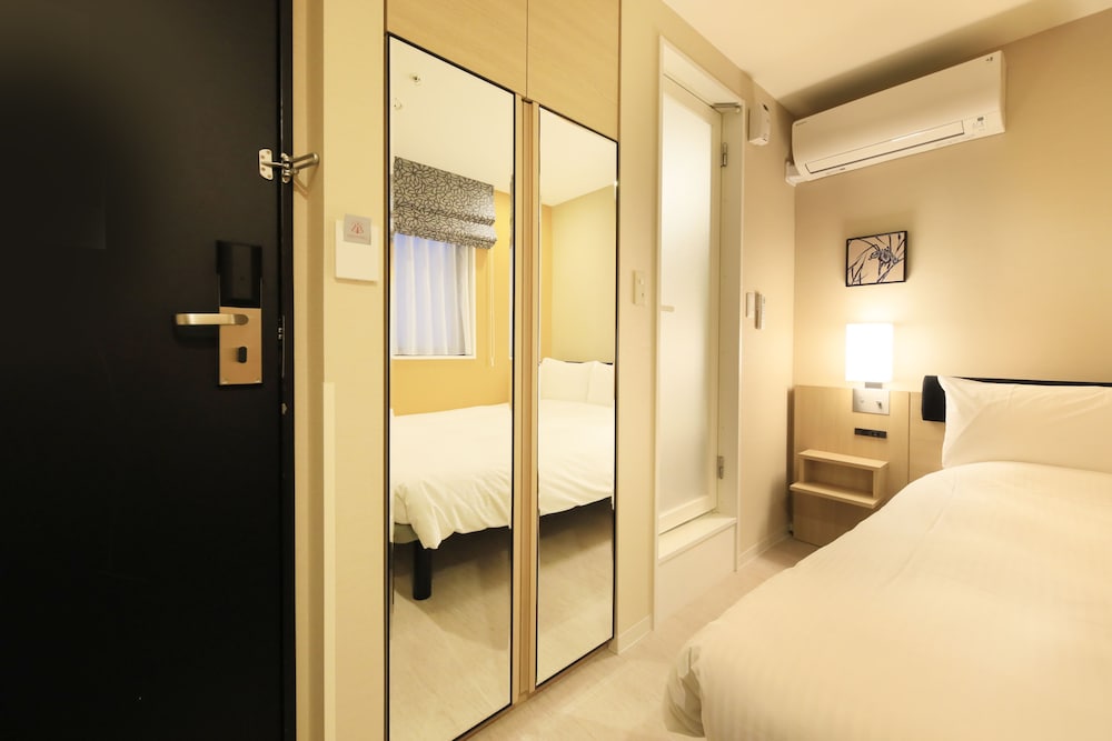CONNECTING, 2 DOUBLE BEDS
